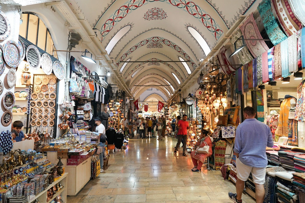 Istanbul,,Turkiye,-,July,13,,2023:,People,Shopping,In,The