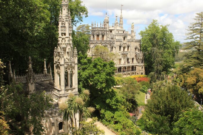 Sintra: Private Guided Tour for the Highlights National Palace and Quinta da Regaleira