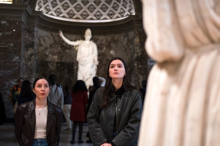 Paris: Masterpieces of the Louvre Tour with Pre-reserved Tickets