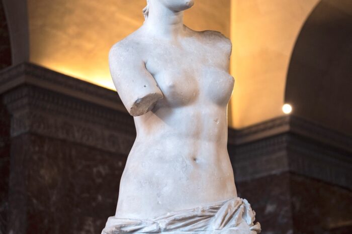 Paris: Masterpieces of the Louvre Tour with Pre-reserved Tickets