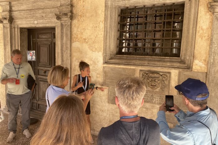 Venice: Doge's Palace Guided Tour with Pre-Reserved Tickets & Optional Gondola Ride