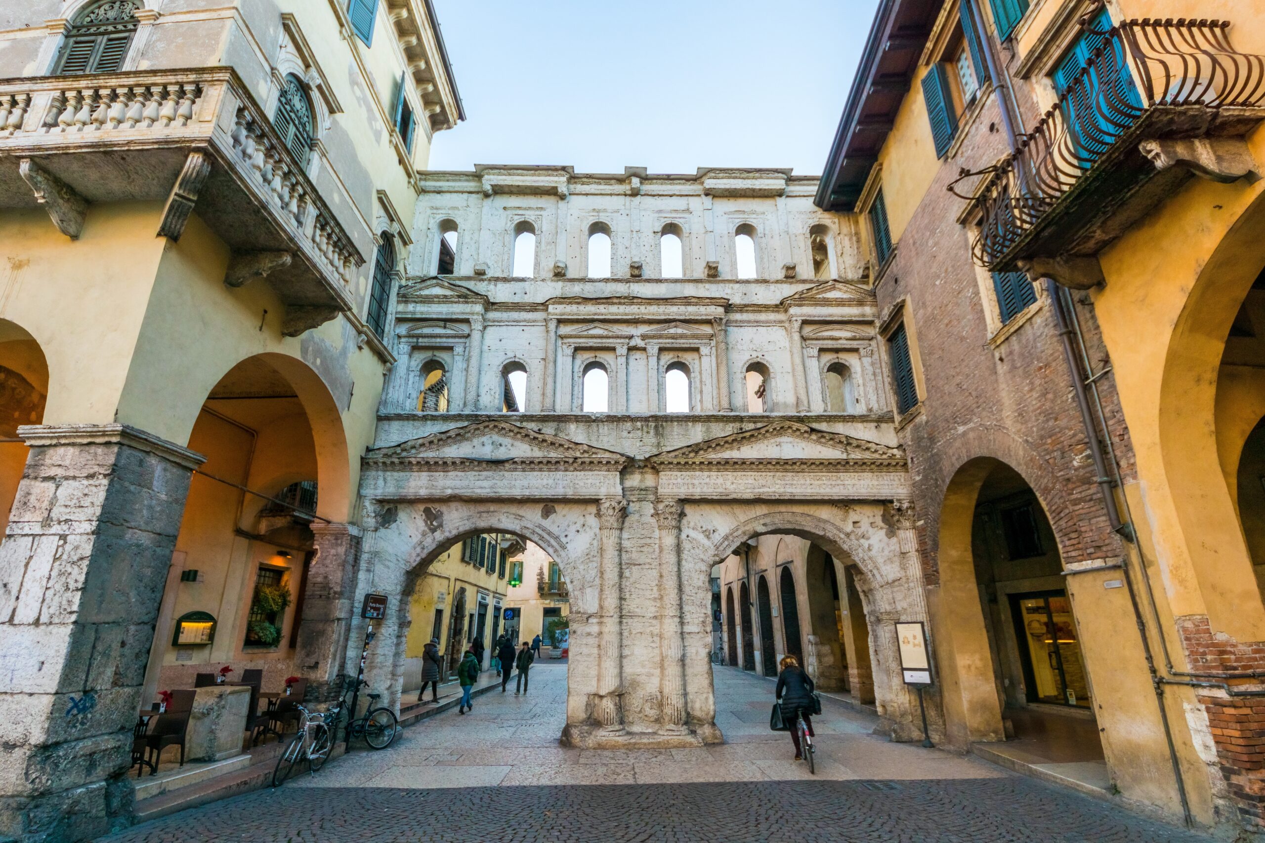 Old,Roman,Gate,In,Verona,,Italy