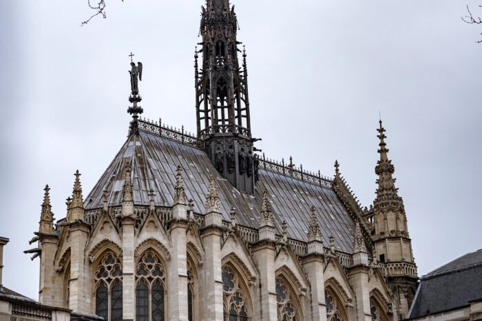 Paris: Sainte-Chapelle and Conciergerie Guided Tour with Tickets