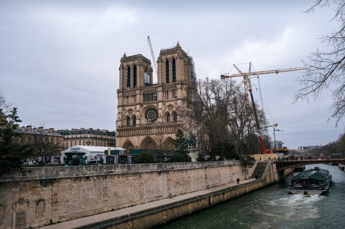 Paris: Sainte-Chapelle and Conciergerie Guided Tour with Tickets