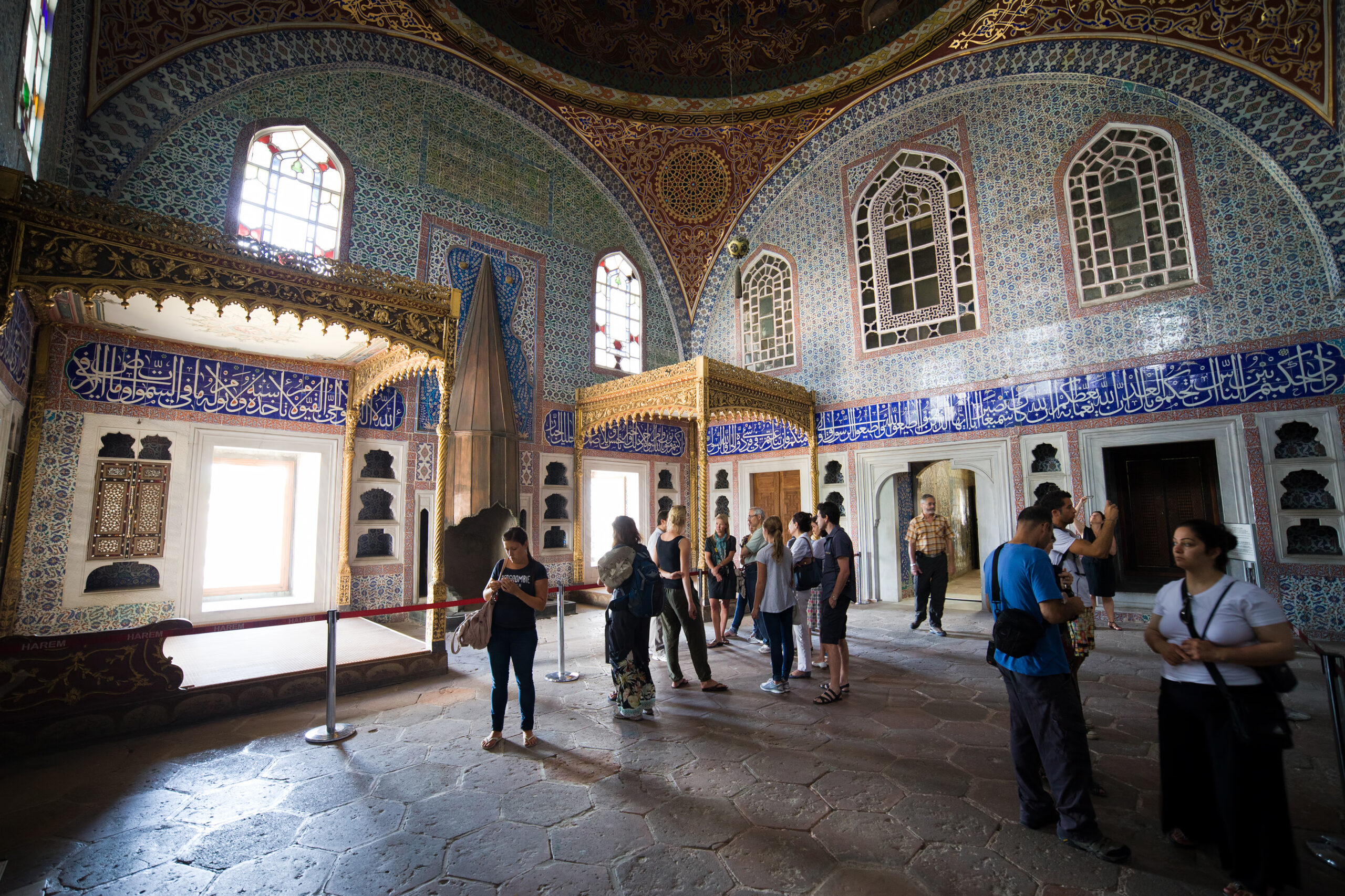 Istanbul,,Turkey,-,June,15,,2011:,Tourists,Sightseeing,In,The