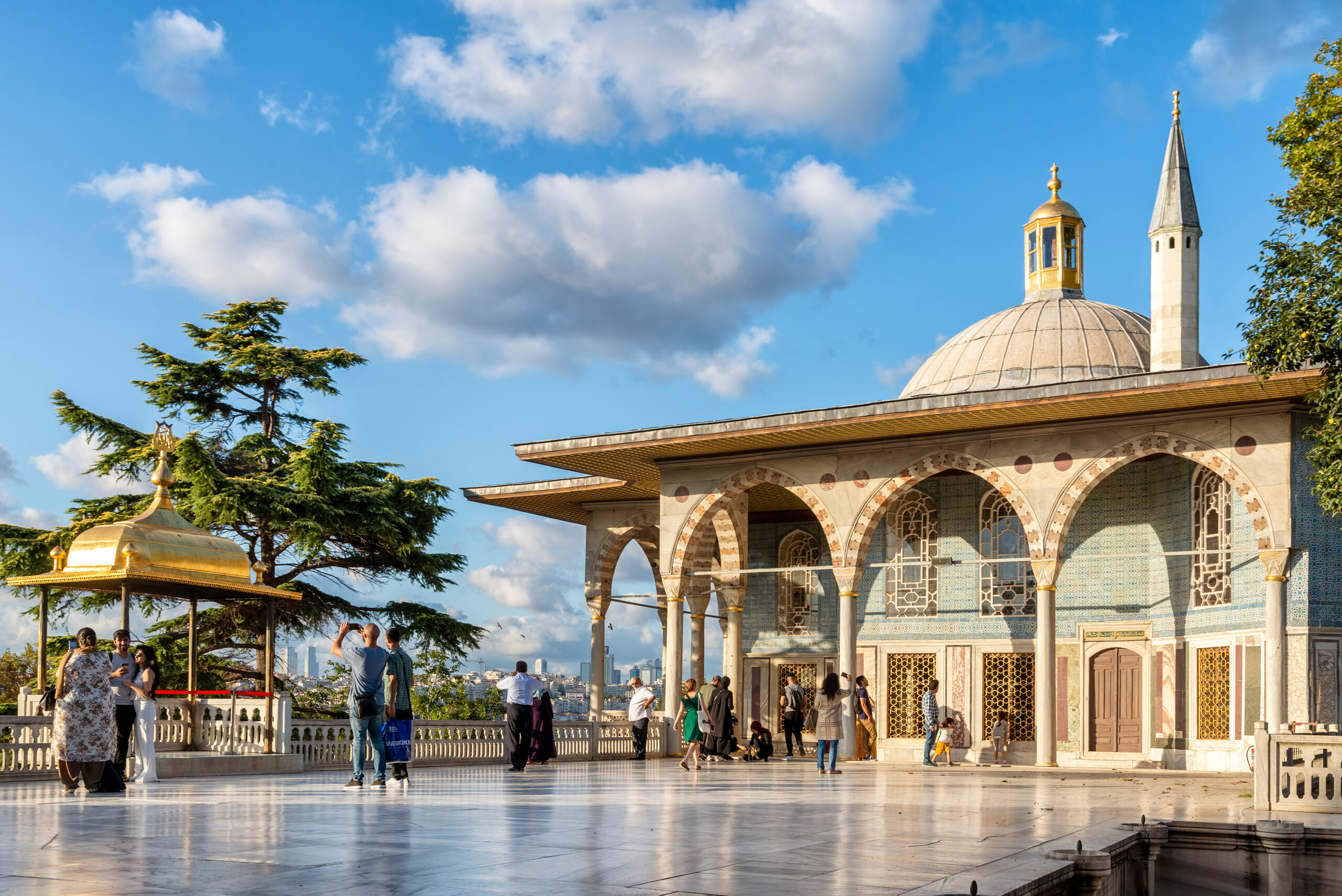 Istanbul,,Turkey,,September,19,,2018:,Exterior,Shot,Of,Baghdad,Kiosk