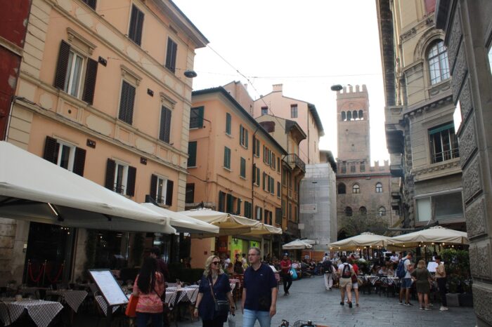 Bologna: Historical Highlights Walking Tour with Local Guide