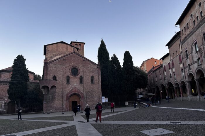 Bologna: Historical Highlights Walking Tour with Local Guide