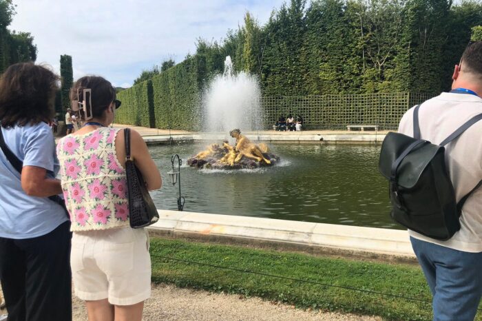 Versailles: Palace & Gardens Guided Tour with Skip-the-Line Access