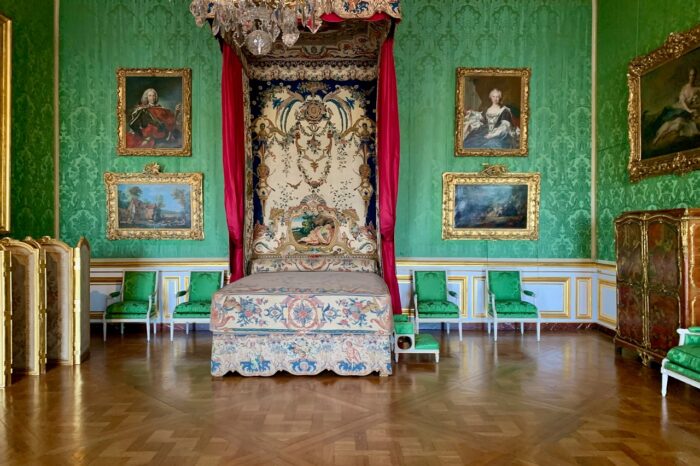 Versailles: Palace & Gardens Guided Tour with Skip-the-Line Access