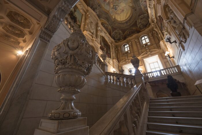 Versailles: Palace & Gardens Guided Tour with Skip-the-Line Access