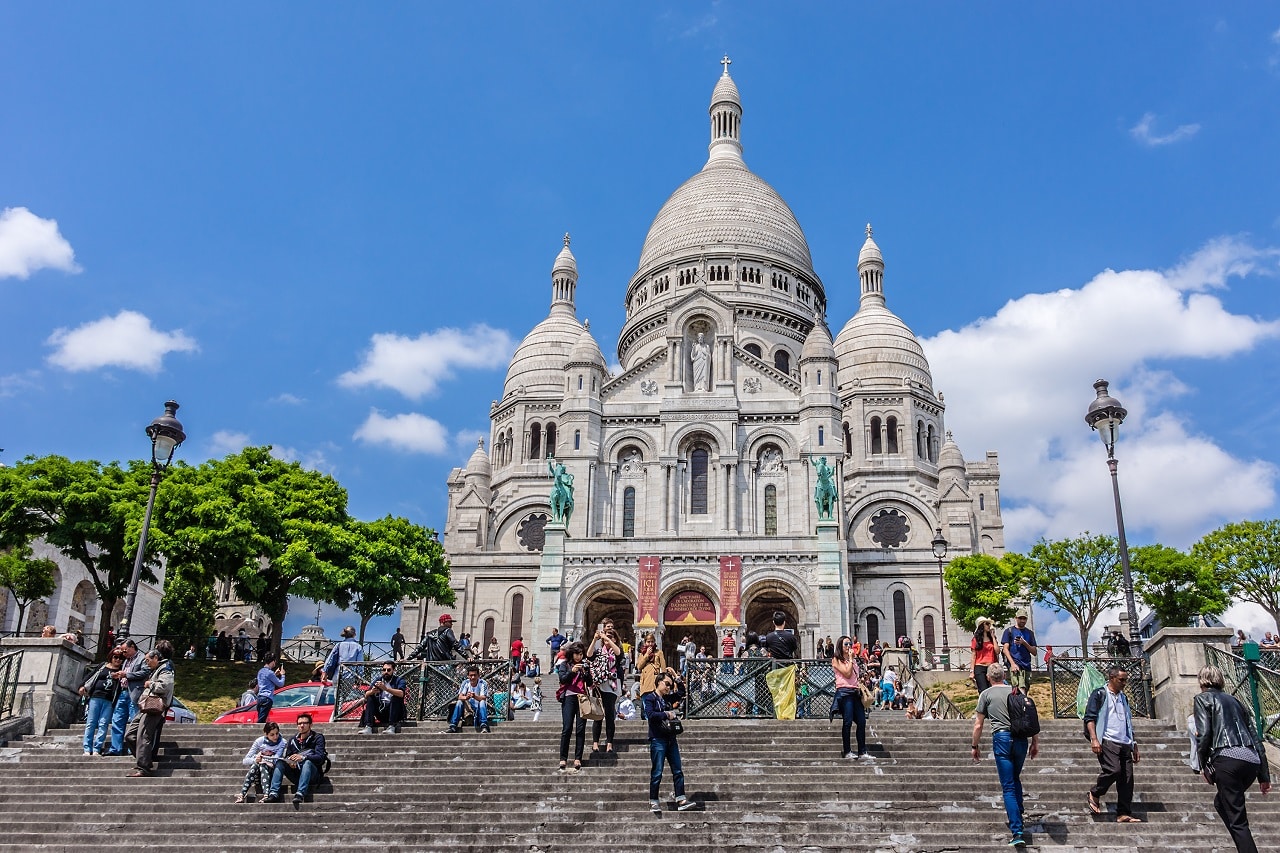 Paris,,France,-,June,9,,2015:,Tourists,Stroll,In,Montmartre