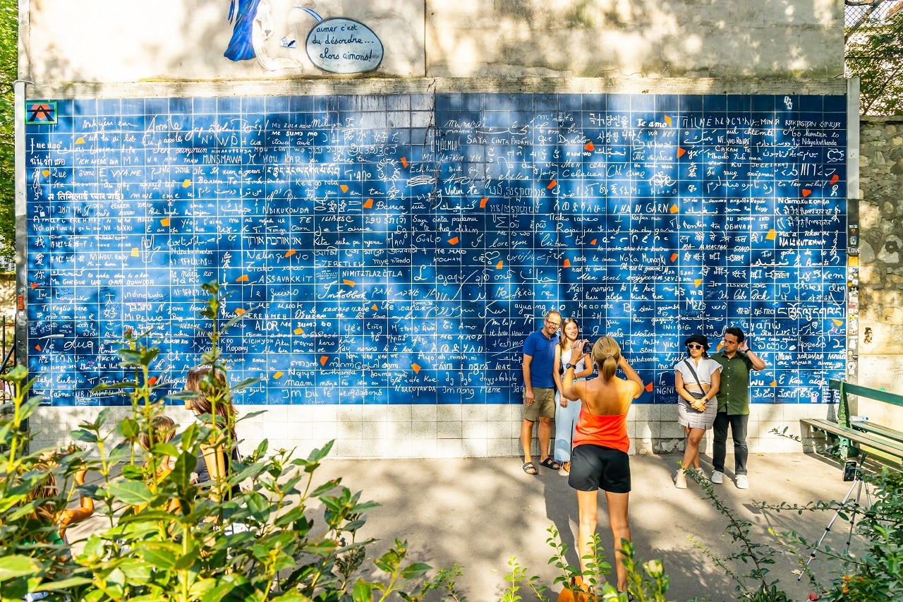 Paris,,France,-,September,10,,2023,:,Tourists,Being,Photographed