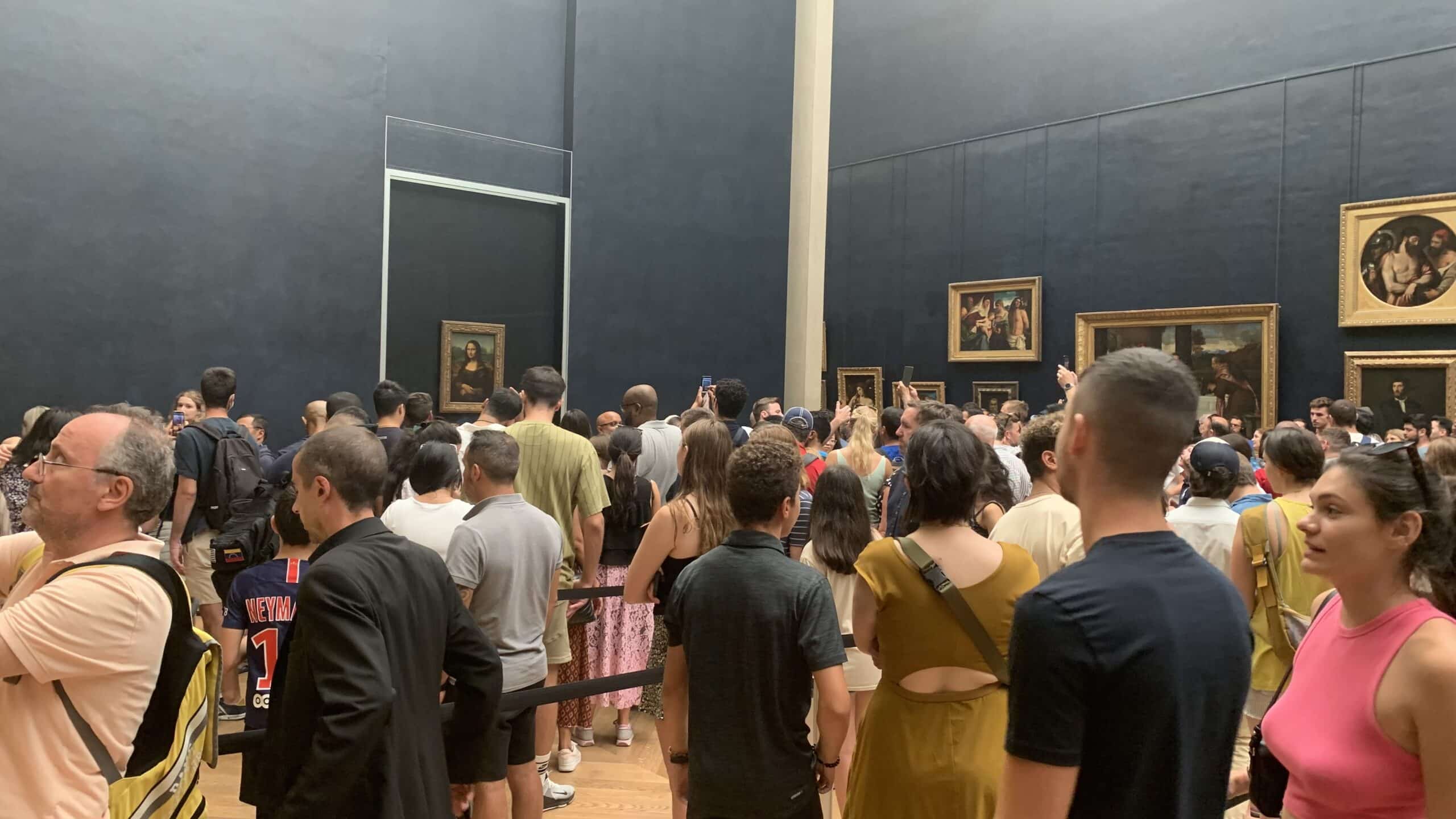 a crowd in front of the Mona Lisa, the Lovre