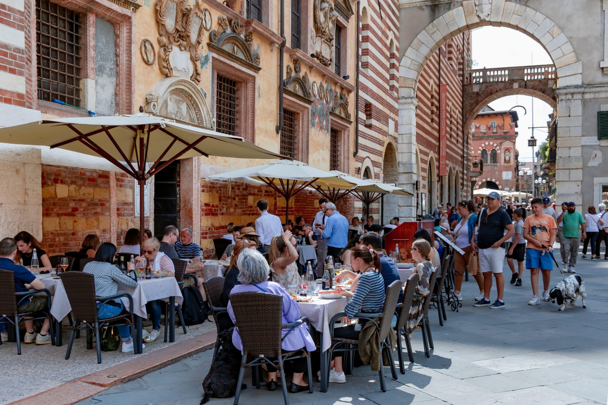 Italy,,Verona,,16,,May,,2024:,People,Have,Lunch,On,The