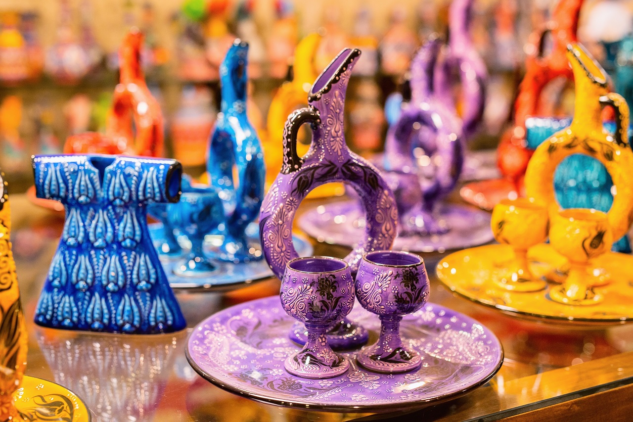 Colorful,Hittite,Wine,Jug,And,Glasses,For,Sale,In,Avanos