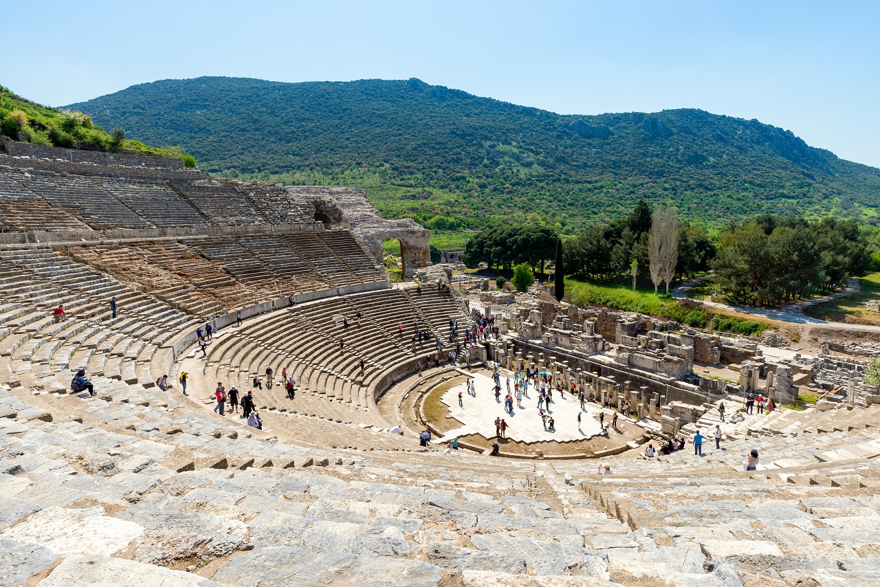 Ephesus,,Turkey,-,April,13,:,Tourists,On,Amphitheater,(coliseum)