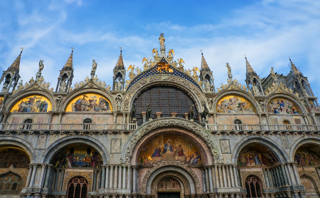 Masterpiece,Mosaic,White,And,Colorful,Facade,With,Golden,Paint,Of