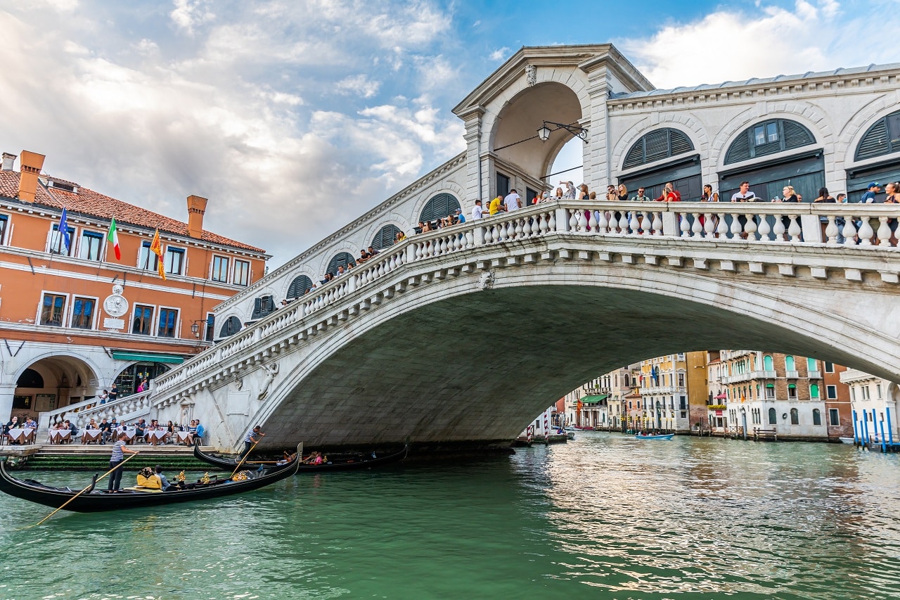 Venice,,Italy,-,September,11,2021,-,Gondola,At,The,Rialto