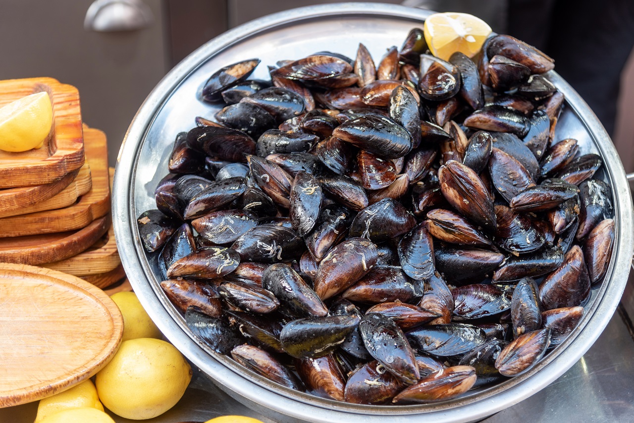 Mussels,With,Lemon,,Street,Food,In,Istanbul,,Turkey.