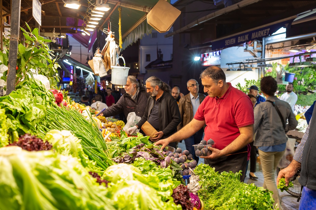 People,Buying,Fresh,Fruits,And,Vegetables,In,Kadikoy,Market.,October