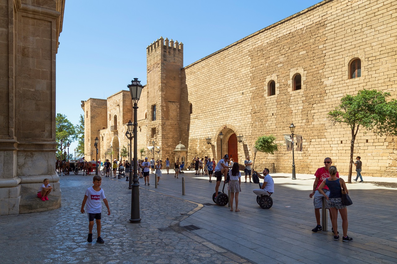 Palma,De,Mallorca,,Spain,,July,23,,2023;,People,Walking,Through
