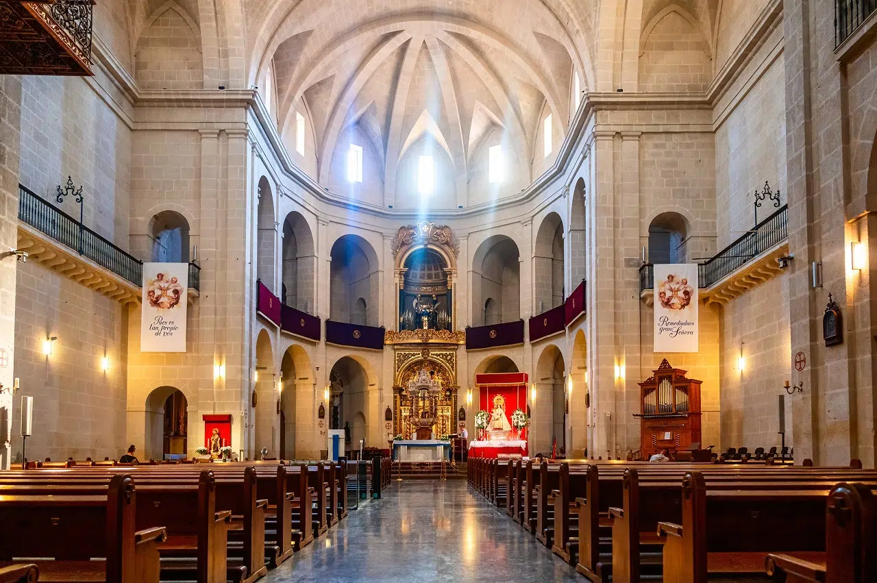 Alicante,,Spain,-,September,15,,2024:,Symmetric,View,Of,Benches