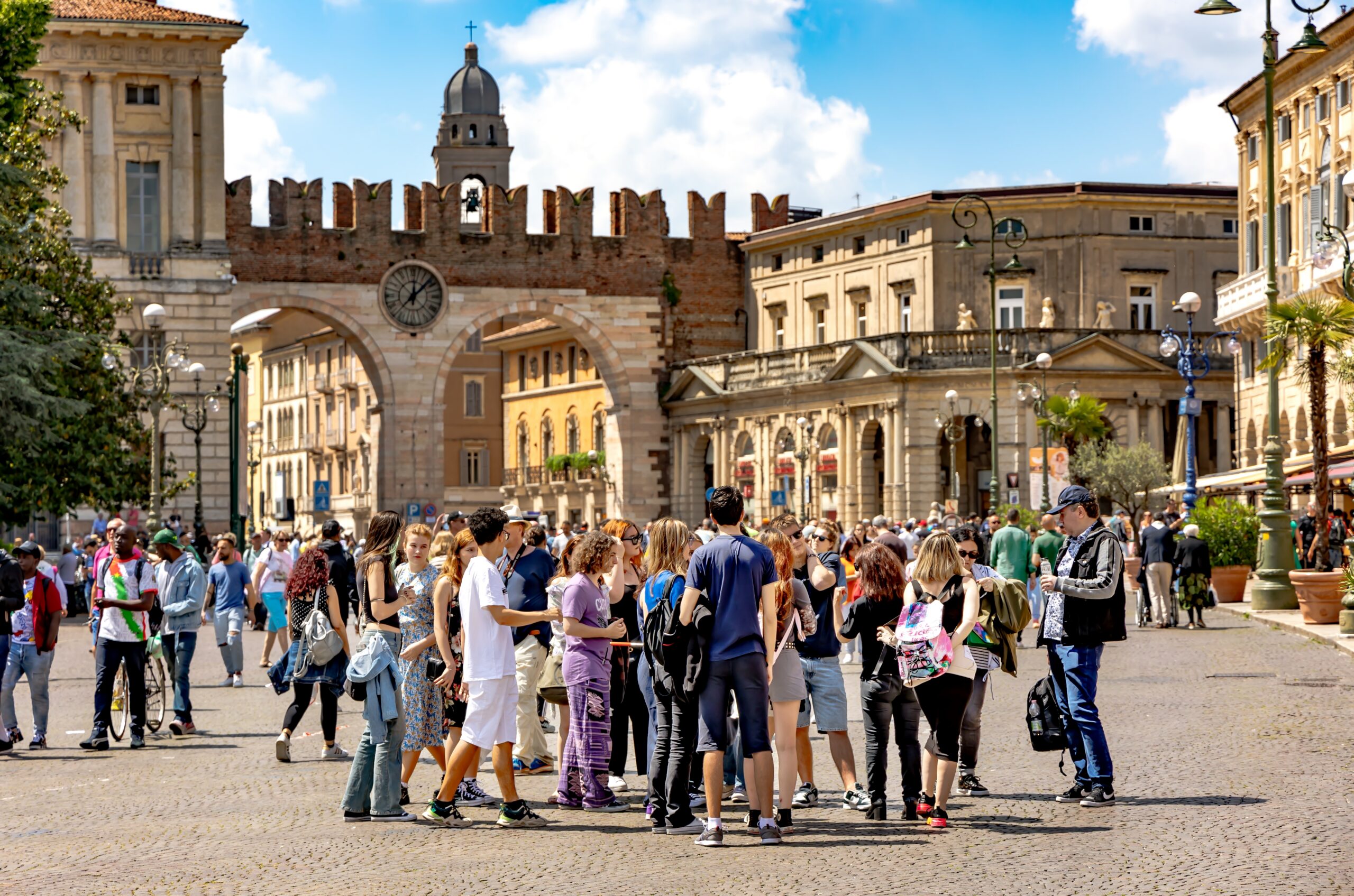 Italy,,Verona,,16,,May,,2024:,Large,Group,Of,Tourists,In