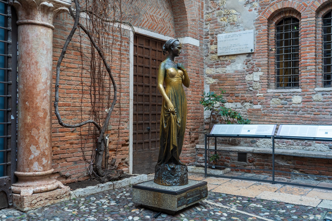 Verona,,Italy,-,November,8,,2024:,Cityscape.,Juliet's,House,And