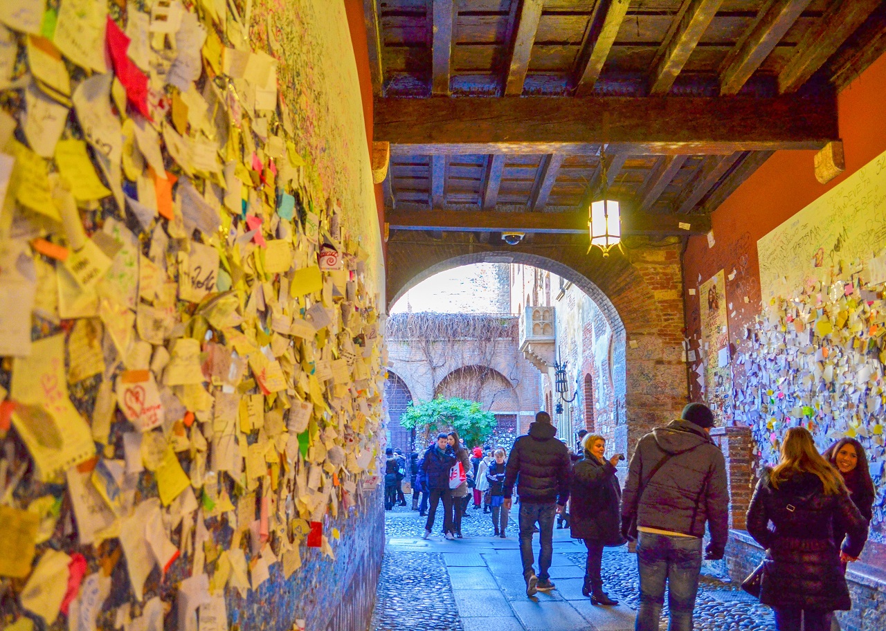 Verona,veneto,italy-february,9th,2015:love,Messages,On,The,Walls,In,The,Passageway