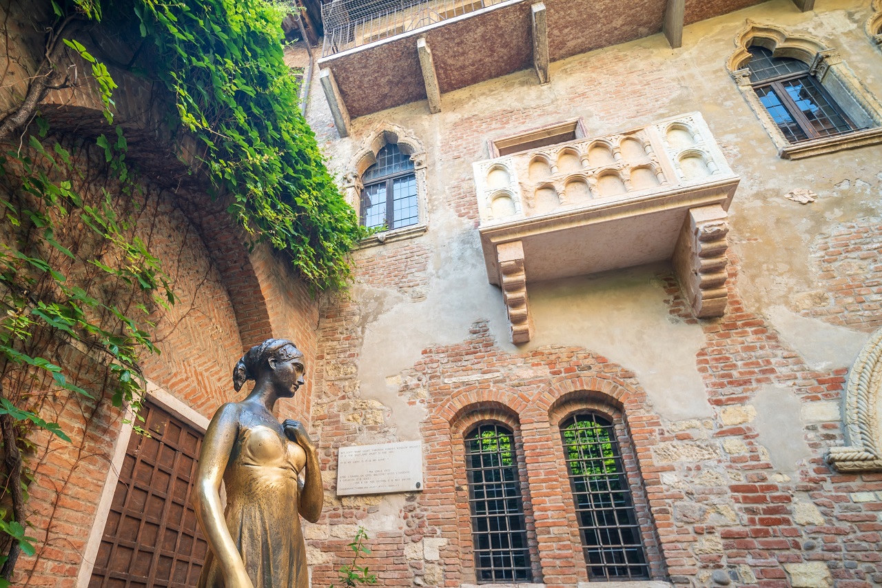 Verona,,Italy,-,May,22,,2023,:,Bronze,Statue,Of